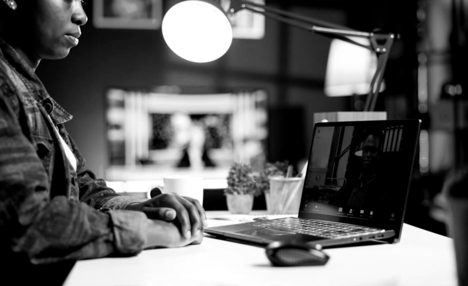 Estudiante accediendo a contenido desde dispositivo móvil